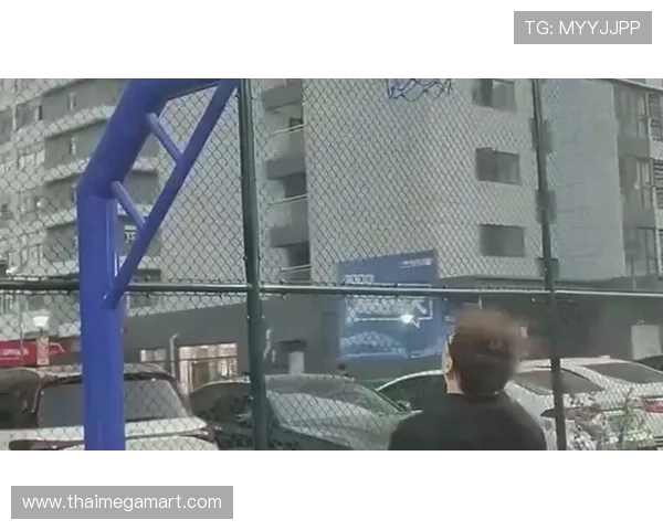 篮球中球卡在篮筐上怎么办？判罚规则及实战应对策略详解